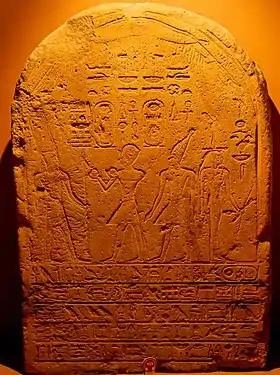 L'une des rares représentations de la déesse Ousert, à droite, sur une stèle datant de la régence d'Hatchepsout, où la reine et Thoutmôsis III font des offrandes à Amon (à gauche).