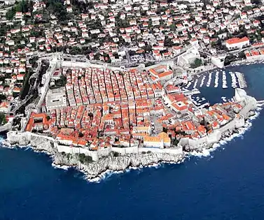 La vieille ville de Dubrovnik apparait comme étant Port-Réal à partir de la deuxième saison.