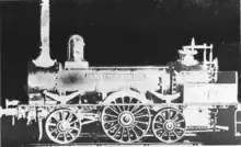 Photo en noir et blanc surexposée d'une locomotive à vapeur
