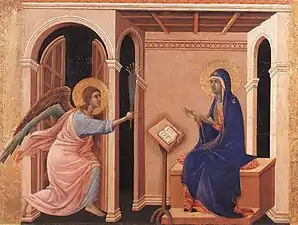 L'ange présente une palme à Marie, assise dans une pièce.
