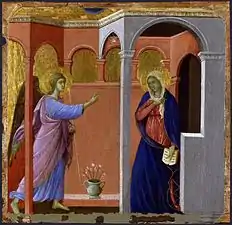 L'ange arrive en marchant vers Marie, portant un livre dans un cadre architectural.