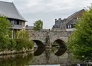 Le pont vu du sud, avec le bâtiment du poste de guet à gauche.