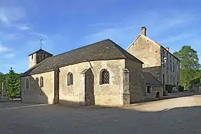 Église et mairie.