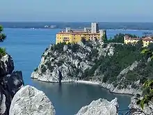 Vue d'une forteresse construite sur une falaise bordant la mer.