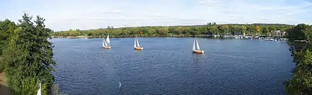 Photographie du lac Masuren à Duisbourg, dans la région industrielle de la Ruhr.