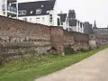 Un aperçu des murailles historiques de la ville devant l’Altstadtpark.