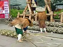 Démonstration de fabrication de gabion en bambou tressé utilisés pour la construction des anciennes digues du système d'irrigation de Dujiangyan, conçu au deuxième siècle avant notre ère dans le Sichuan en Chine