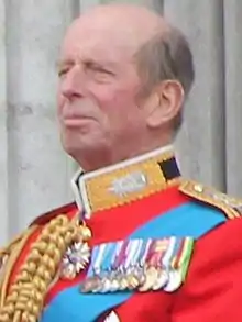 Photographie d'un homme portant un uniforme écarlate