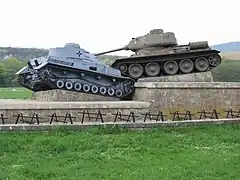 Monument figurant un T-34 contre un panzer IV.