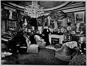 Photographie en noir et blanc d'Augusta Holmès dans un salon bourgeois