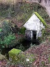 Bâti en dur de la fontaine Mondiron à Dumes.