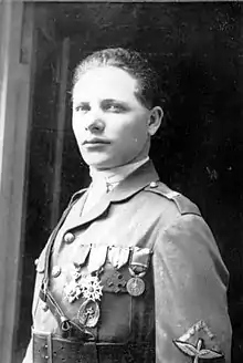 Photographie noir et blanc d'un homme en uniforme militaire.