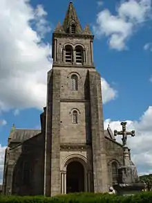 Dun-les-Places, tour de l'église et calvaire.