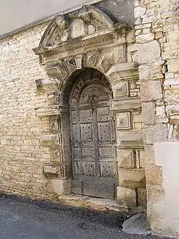 Porte d'une maison ancienne.