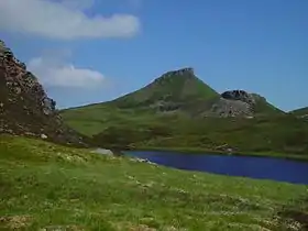 Dùn Caan depuis le sud avec le loch na Mna au premier plan.