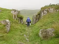 Sentier creusé dans les rochers près du sommet