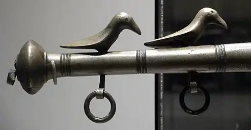Fin du Dunaverney flesh-hook (en), un artefact sophistiqué en bronze, considéré comme un objet de fête cérémonial et un symbole d'autorité. Âge du bronze tardif, entre 1050 et 900 avant JC. British Museum