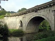 Le pont-canal de Dundas, entre Bradford on Avon et Bath. Le canal Kennet et Avon franchit la rivière Avon sur ce pont.