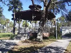 kiosque ou banstand à Dunedine, Floride, US ; dans un parc, tout en bois.