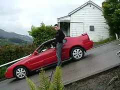 Voiture stationnée avec piéton.