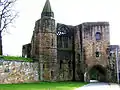 Le corps de garde et la porte de ville  ("pend" en écossais) reliant le palais de Dunfermline à l'abbaye.