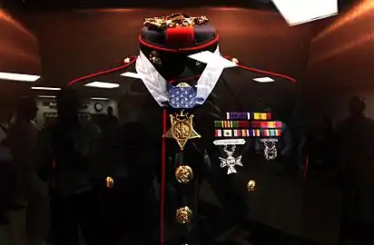L'uniforme de Dunham exposé à bord de l'USS Jason Dunham (en)
