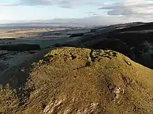 Photo aérienne d'une colline au sommet dénudé