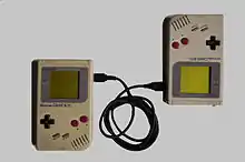 Deux Game Boy reliées par un câble link.