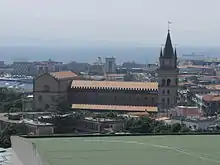 La cathédrale dans la ville.