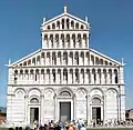 Façade finement marqueté de la cathédrale de Pise, toute en marbre. Style roman italien du XIe-XIIe siècle. (Détails visibles en agrandissant la photo.)