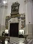 Envers de la façade avec le monument à Daniele Antonini.