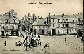 Tramway sur la voie unique, Place de Nevers à Charleville