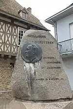 Médaillon de Guillaume Dupuytren« Monument à Guillaume Dupuytren à Pierre-Buffière », sur À nos grands hommes