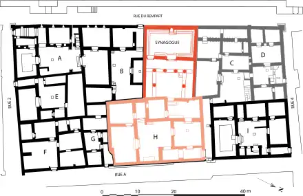 Carte en couleur. Des formes géométriques simples sont collées les unes aux autres.