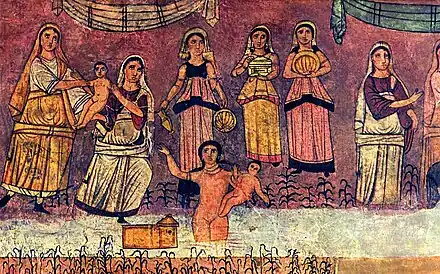 Gravure stylisée en couleurs. Une femme nue dans un cours d'eau tient un panier. Derrière elle, sur la berge, se tiennent des femmes habillées.