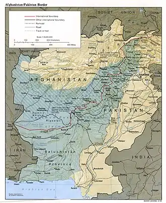 La ligne Durand (en noir) et la frontière actuelle (en rouge). En bleu, les régions peuplées par les Pachtounes et les Baloutches.