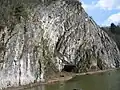 Roche anticlinale bordant la vieille ville