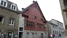 Le colombage de la Halle aux blés de Durbuy est formé de dix niveaux alignant le plus souvent des croix de Saint-André.