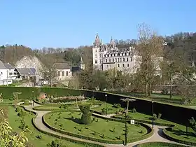 Durbuy : vue d'ensemble sur la ville, le parc des topiaires et le château.