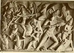 Paroi de droite : Dourga chevauchant le lion et poursuivant Mahishasura.