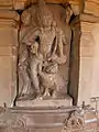 Vishnu, face externe du mur entourant le déambulatoire, dans la courbe du mur au Sud-Ouest. La niche correspondante en symétrie est actuellement vide