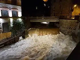 Photographie de nuit où il est possible de voir la Durolle éclairée devant l'usine du May.