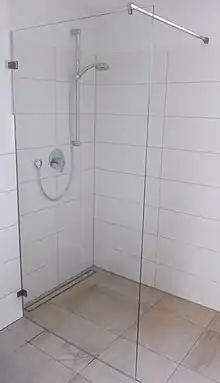 Une douche à l'italienne avec une paroi de douche