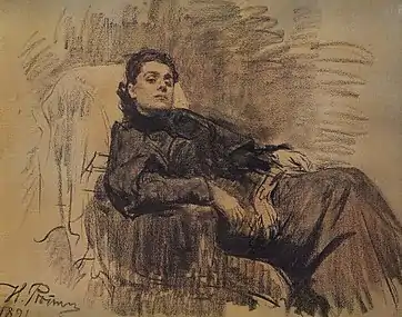 Portrait d'une femme assiste, à demi allongée vers l'arrière.