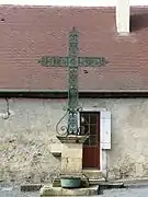 Croix monumentale dans le village de Dussac.