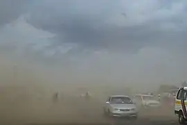 Tempête de sable sur la route reliant Mai Mahiu (en) à Narok (mars).