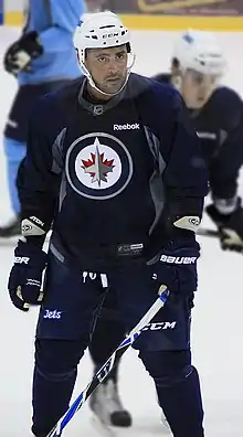 Description de l'image Dustin Byfuglien Winnipeg Jets Training Camp.jpg.