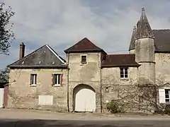 Entrée du manoir (XIIIe siècle).