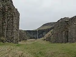 Vue du vallon entre les deux blocs d'orgues basaltiques de Dverghamrar.