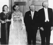 Nina Khrouchtchev, Mamie Eisenhower, Nikita Khrouchtchev et Dwight D. Eisenhower à un dîner d'État, en 1959.